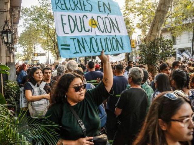 Contra el veto: paro docente y marcha universitaria